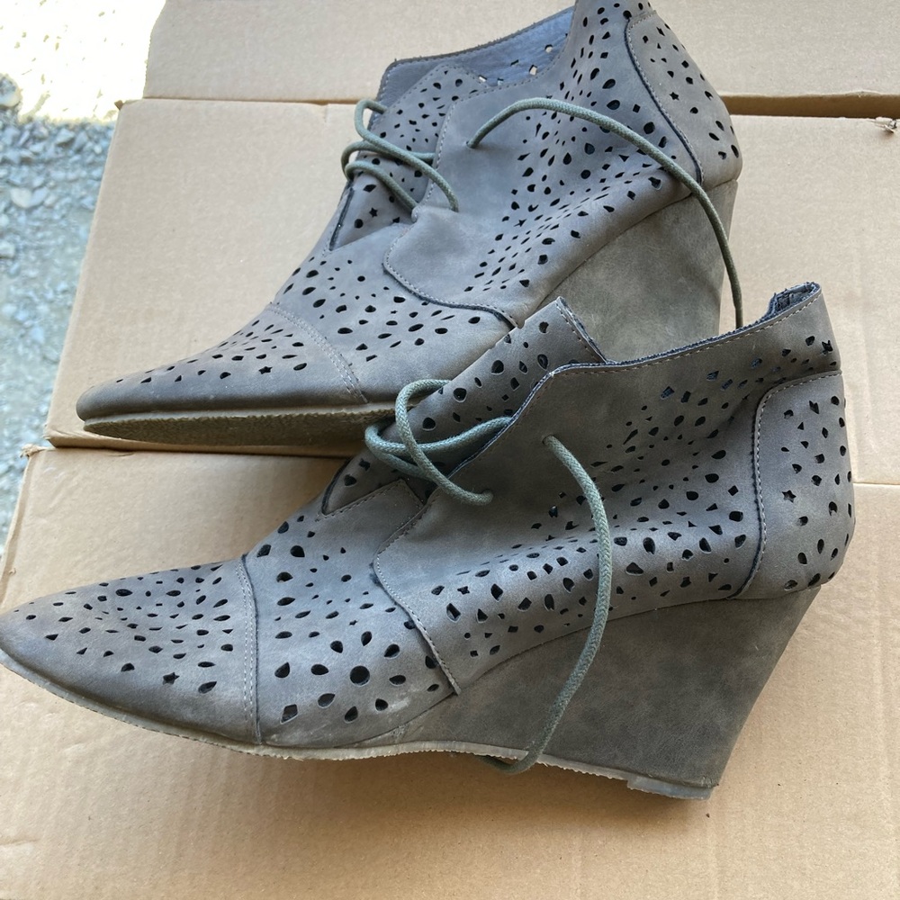 Yoki women’s size 10 wedges